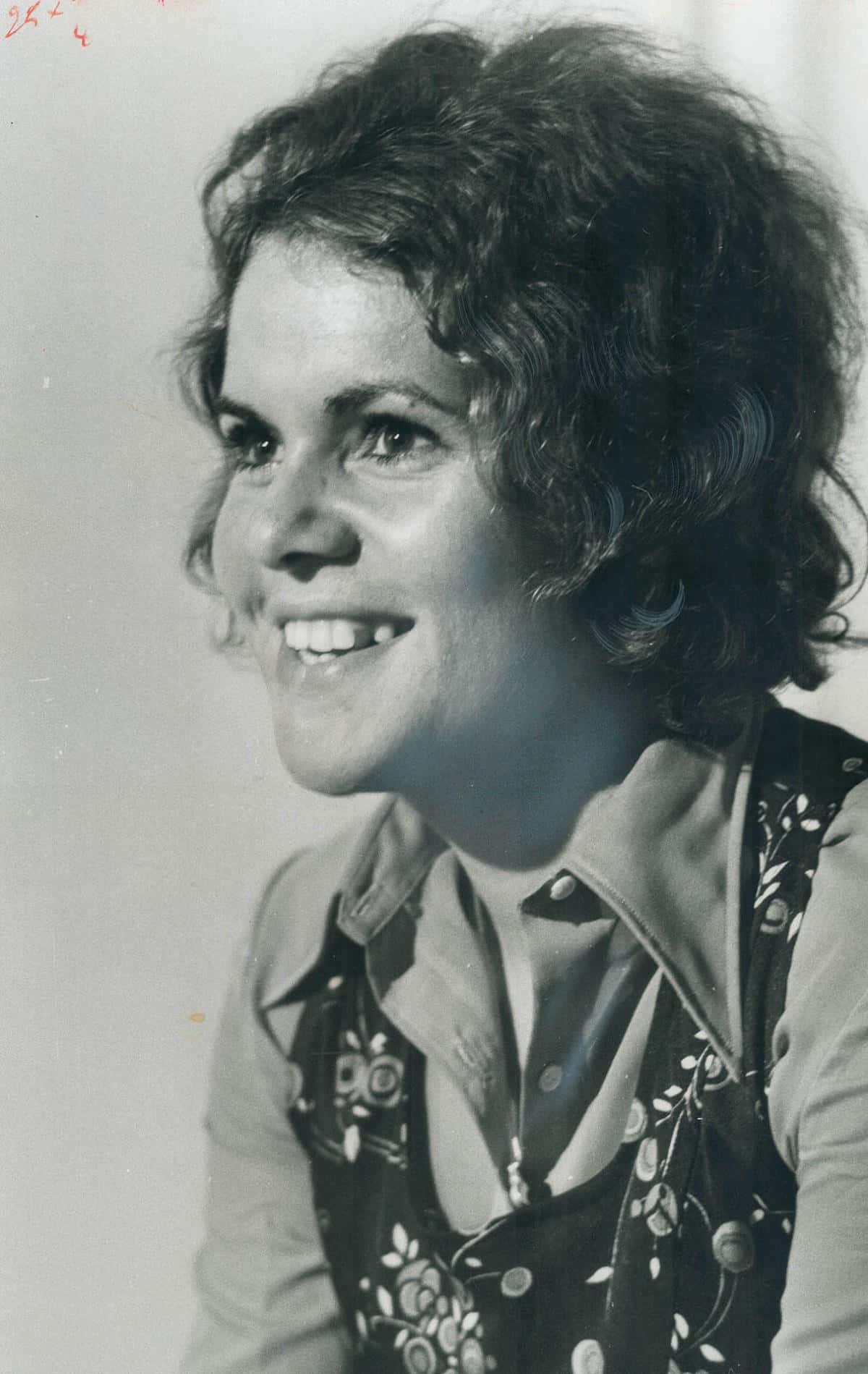 Greyscale Smiling Young Evonne Goolagong Cawley Background