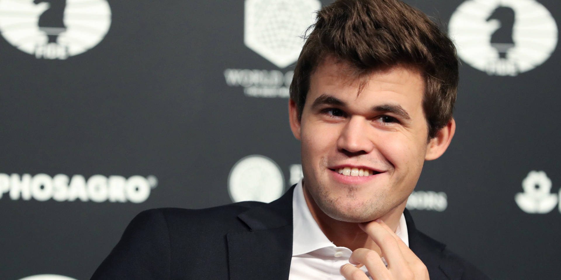 Grinning Magnus Carlsen Background