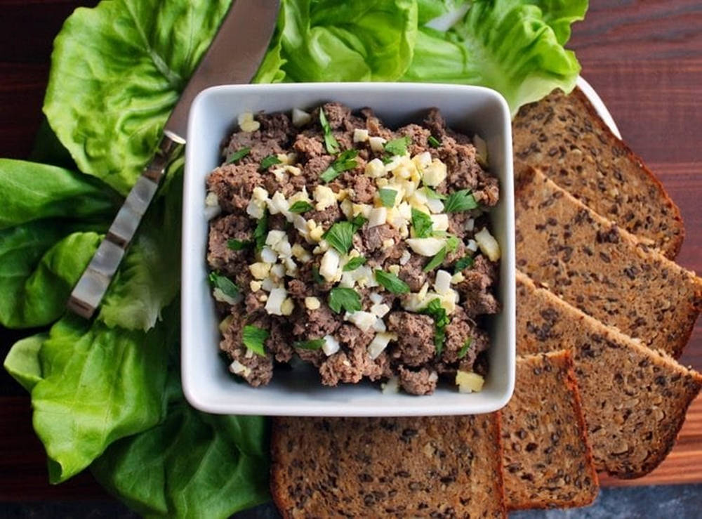 Ground Liver With Onions, Lettuce, And Bread