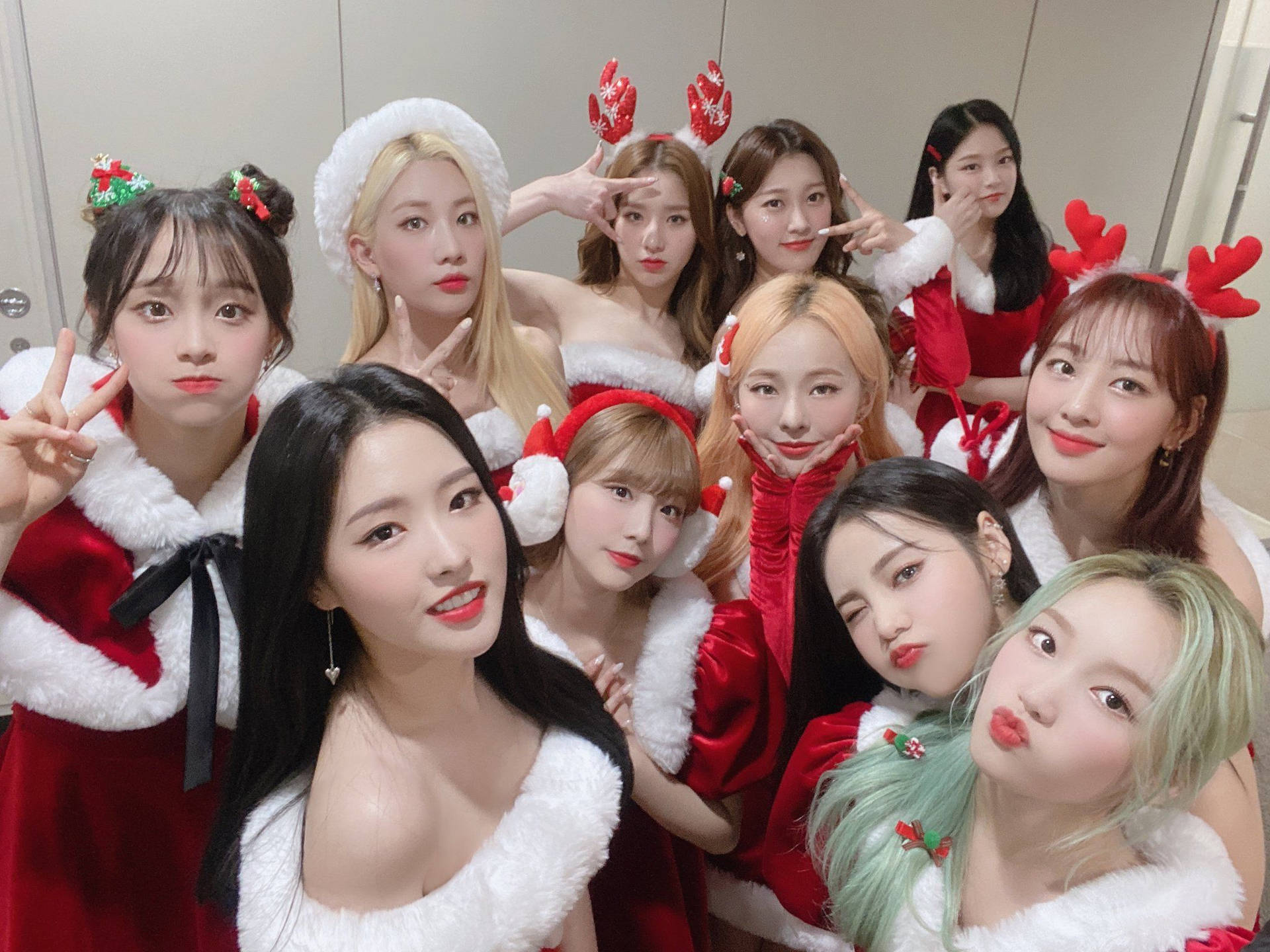 Group Loona Christmas Aesthetic Santa Outfits Background