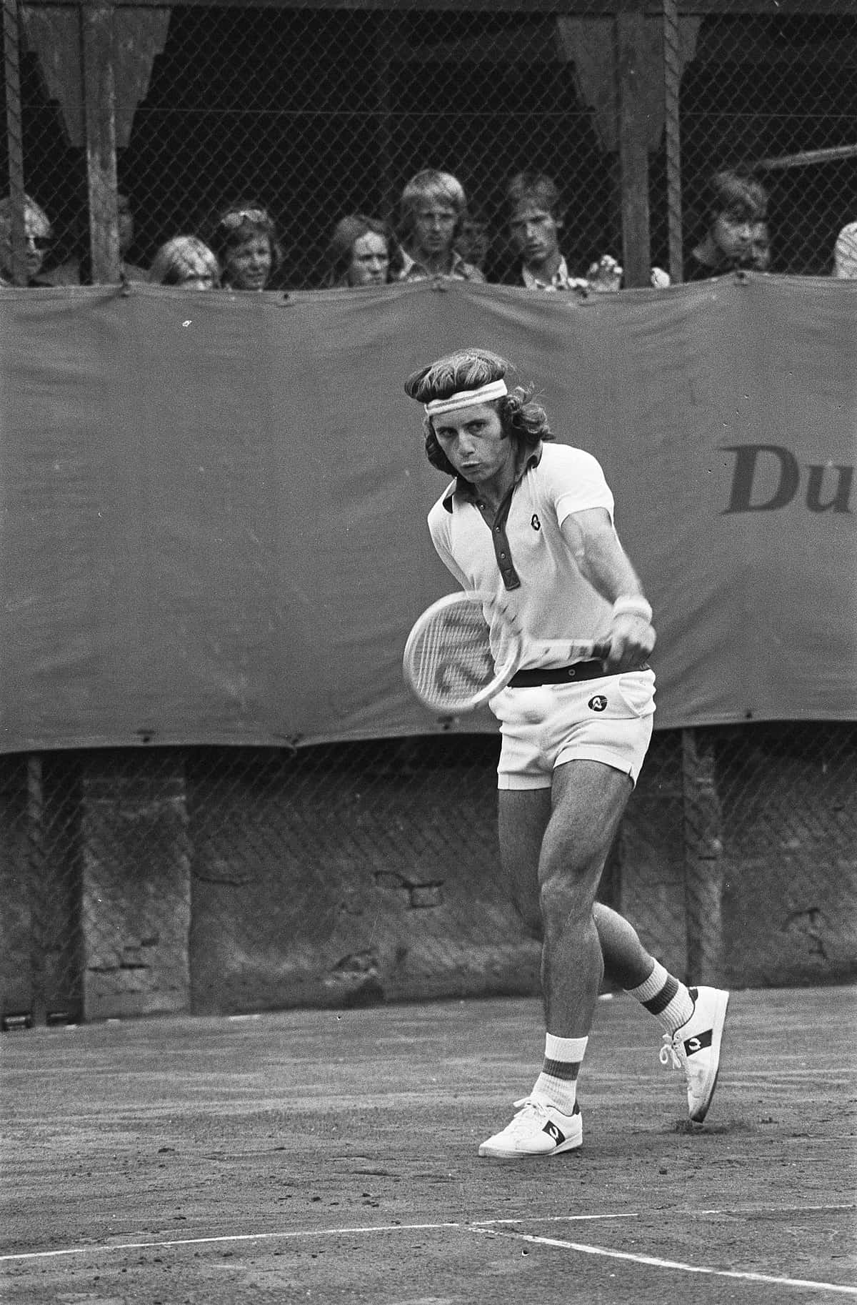 Guillermo Vilas In Action At The International Tennis Championships, 1975 Background