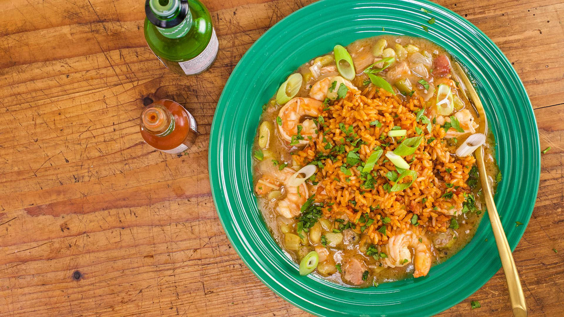 Gumbo Green Aesthetic Bowl With Condiments Background