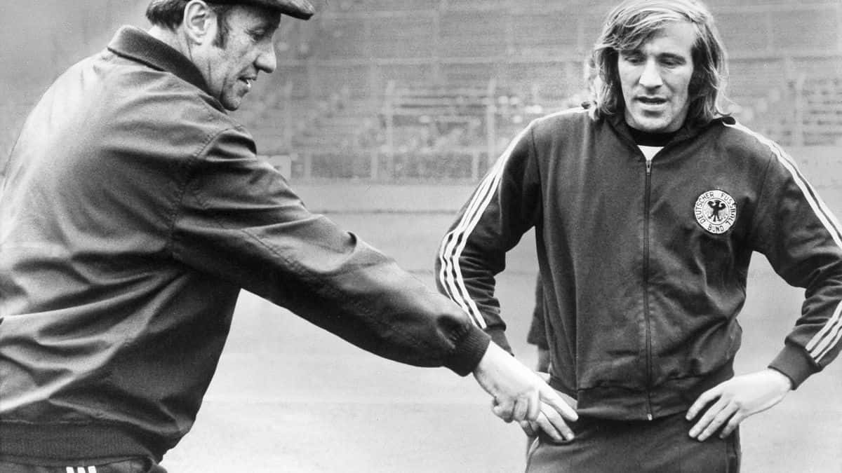 Gunter Netzerin Conversation During Training Background