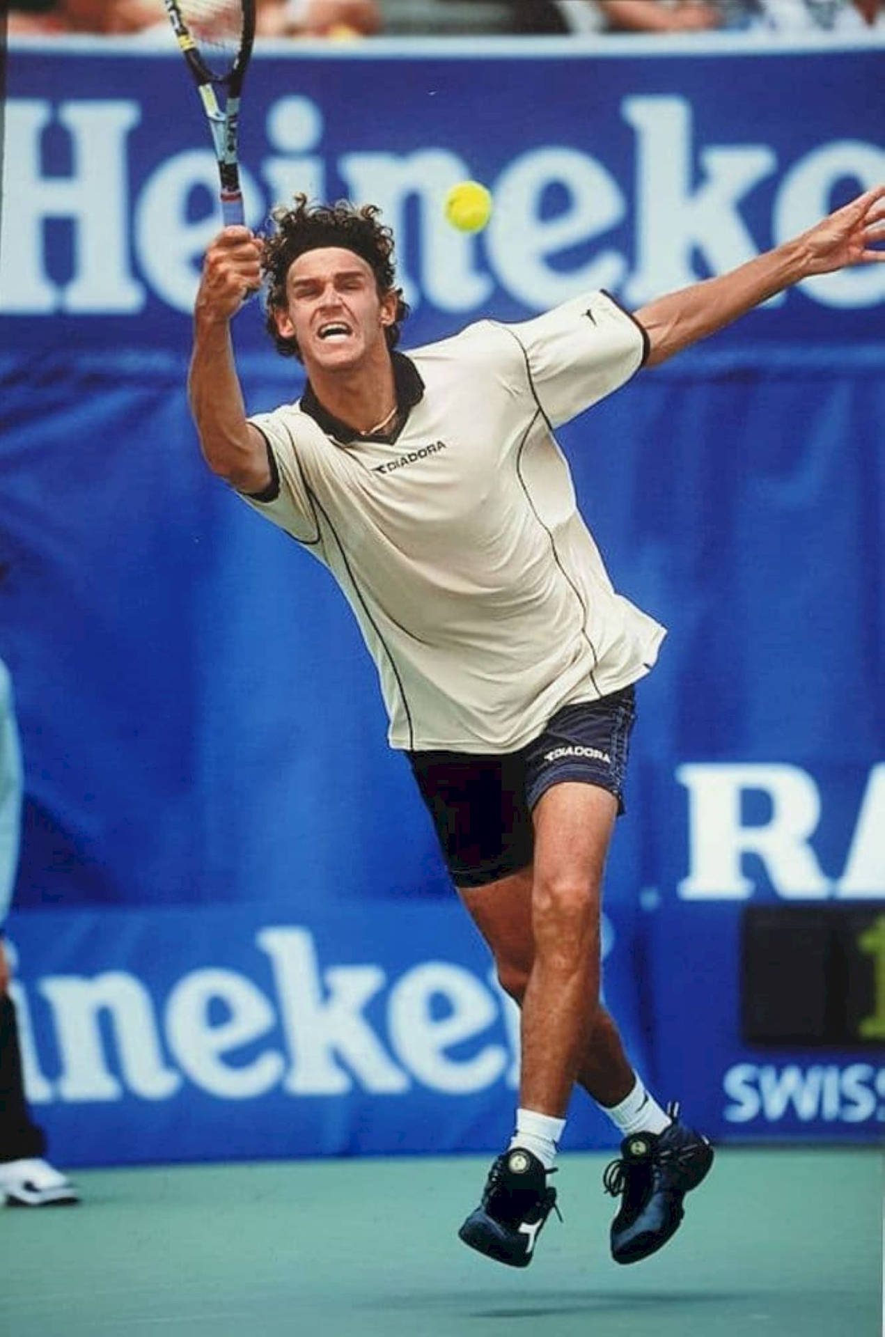 Gustavo Kuerten Chasing The Ball Background