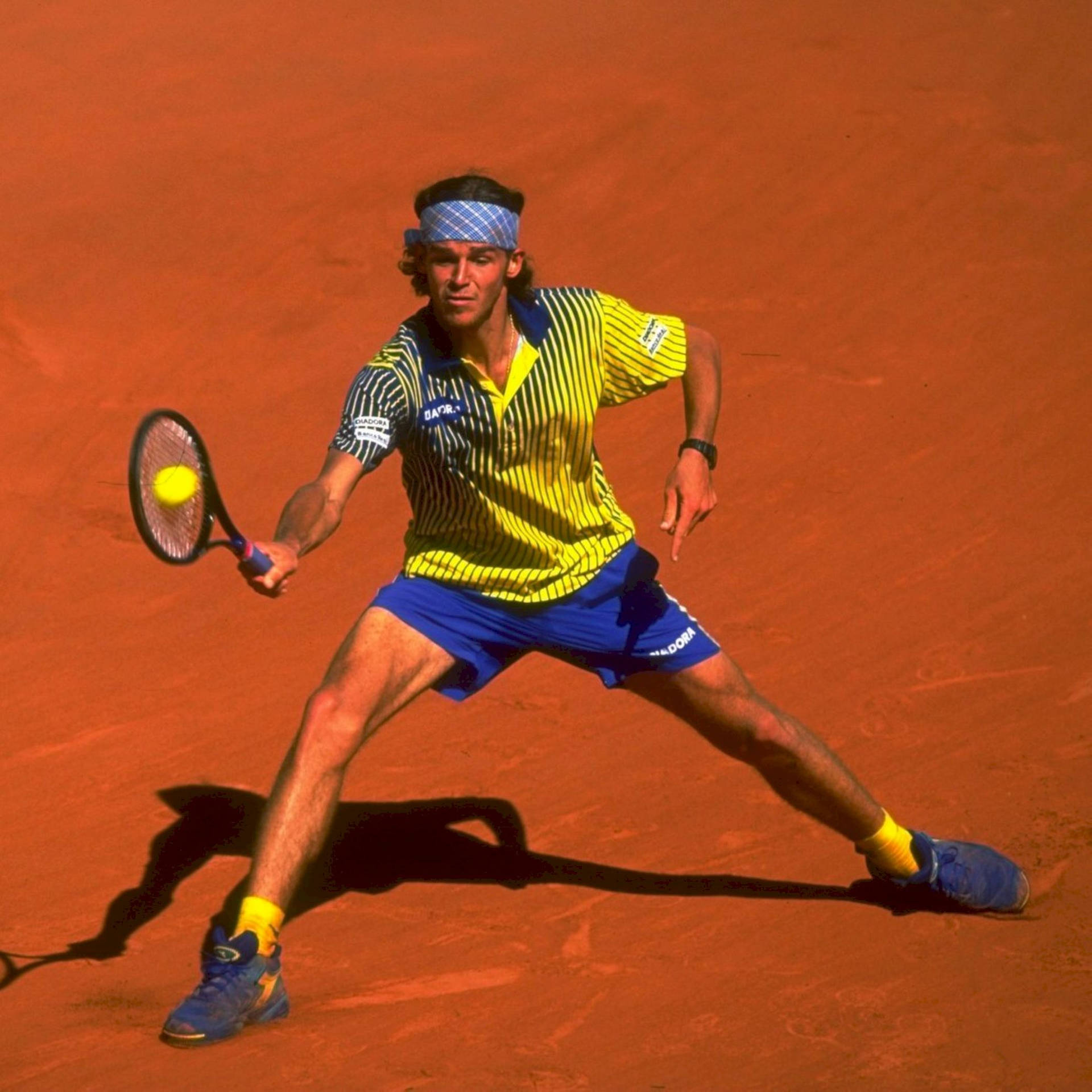 Gustavo Kuerten Executing A Perfect Forehand Stroke Background