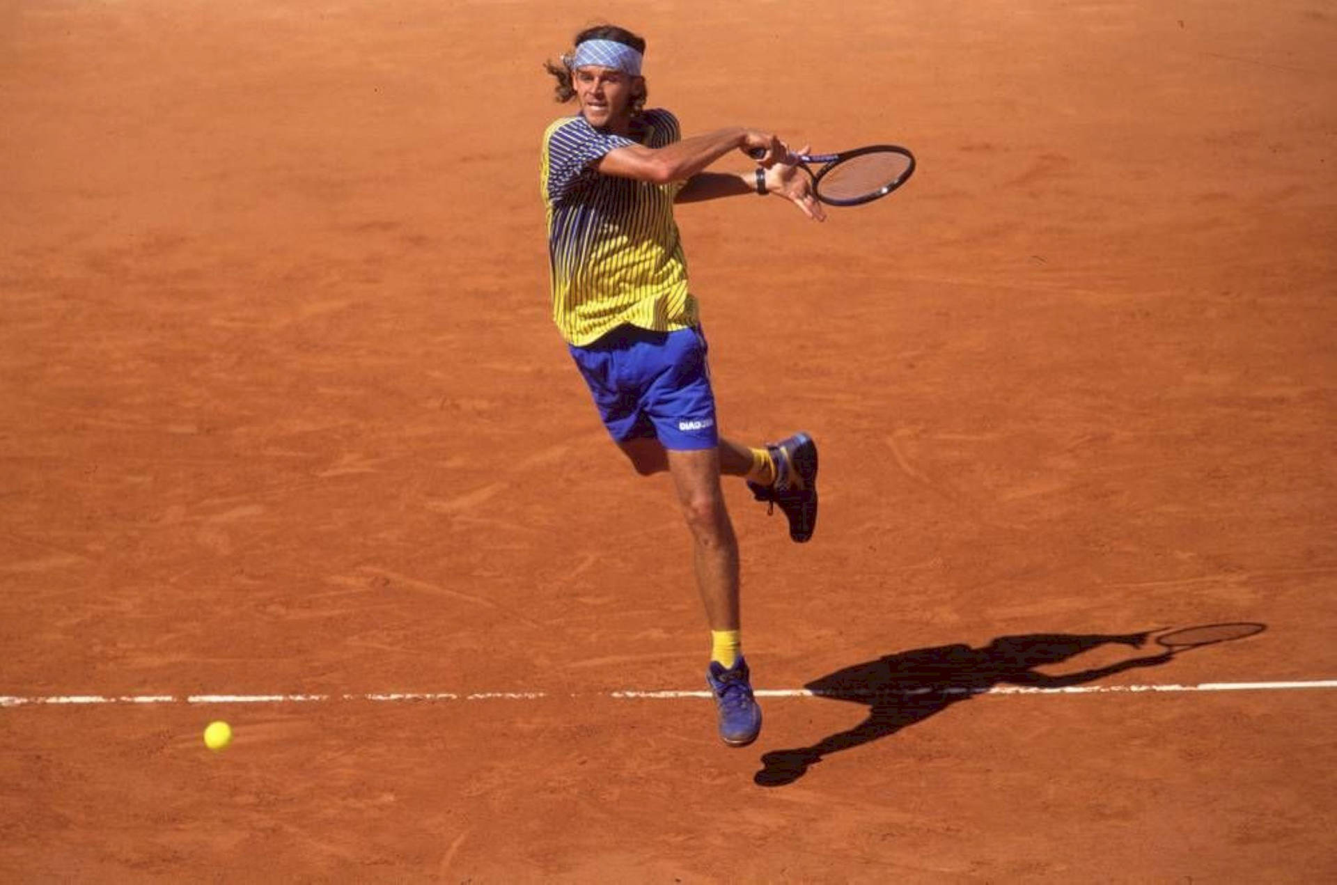 Gustavo Kuerten Going After The Ball Background