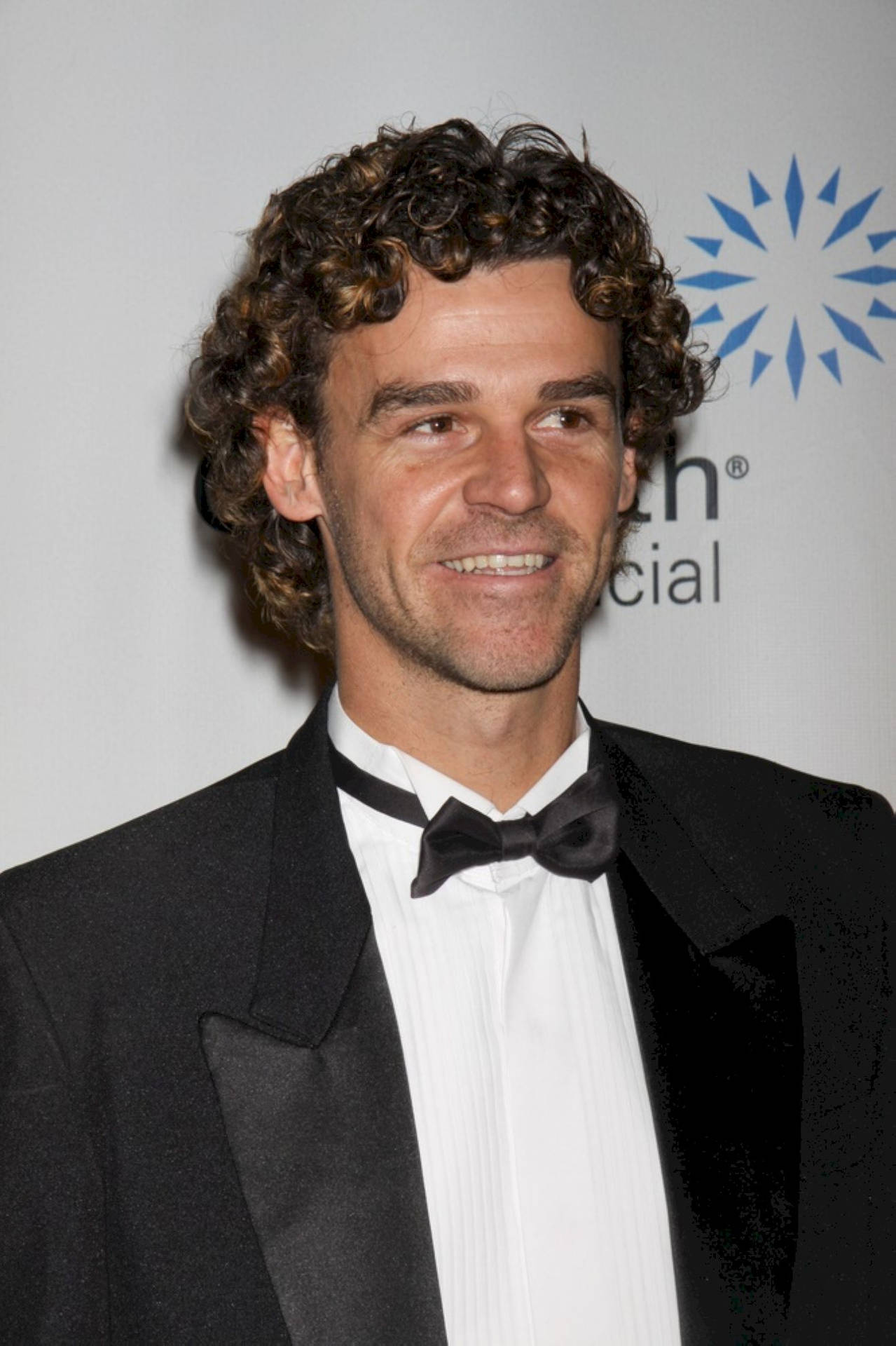 Gustavo Kuerten Wearing A Bowtie Background