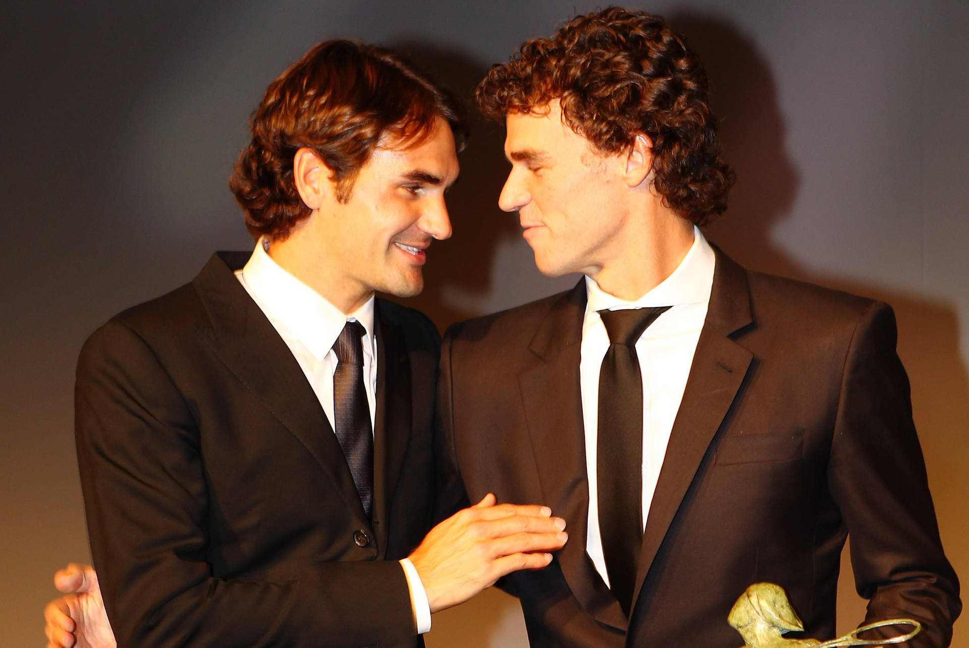 Gustavo Kuerten With Roger Federer Background