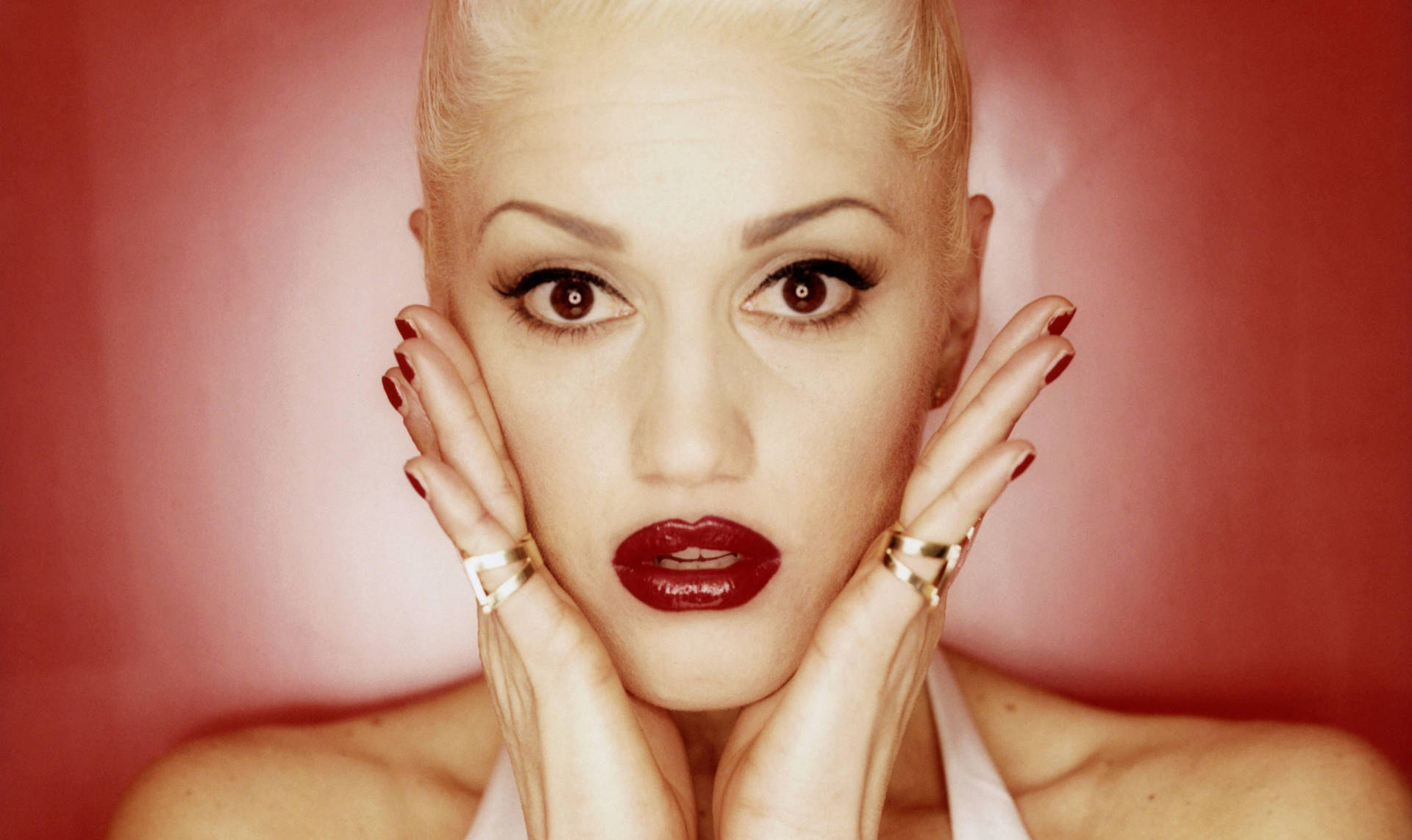 Gwen Stefani Red Lips And Nails Background
