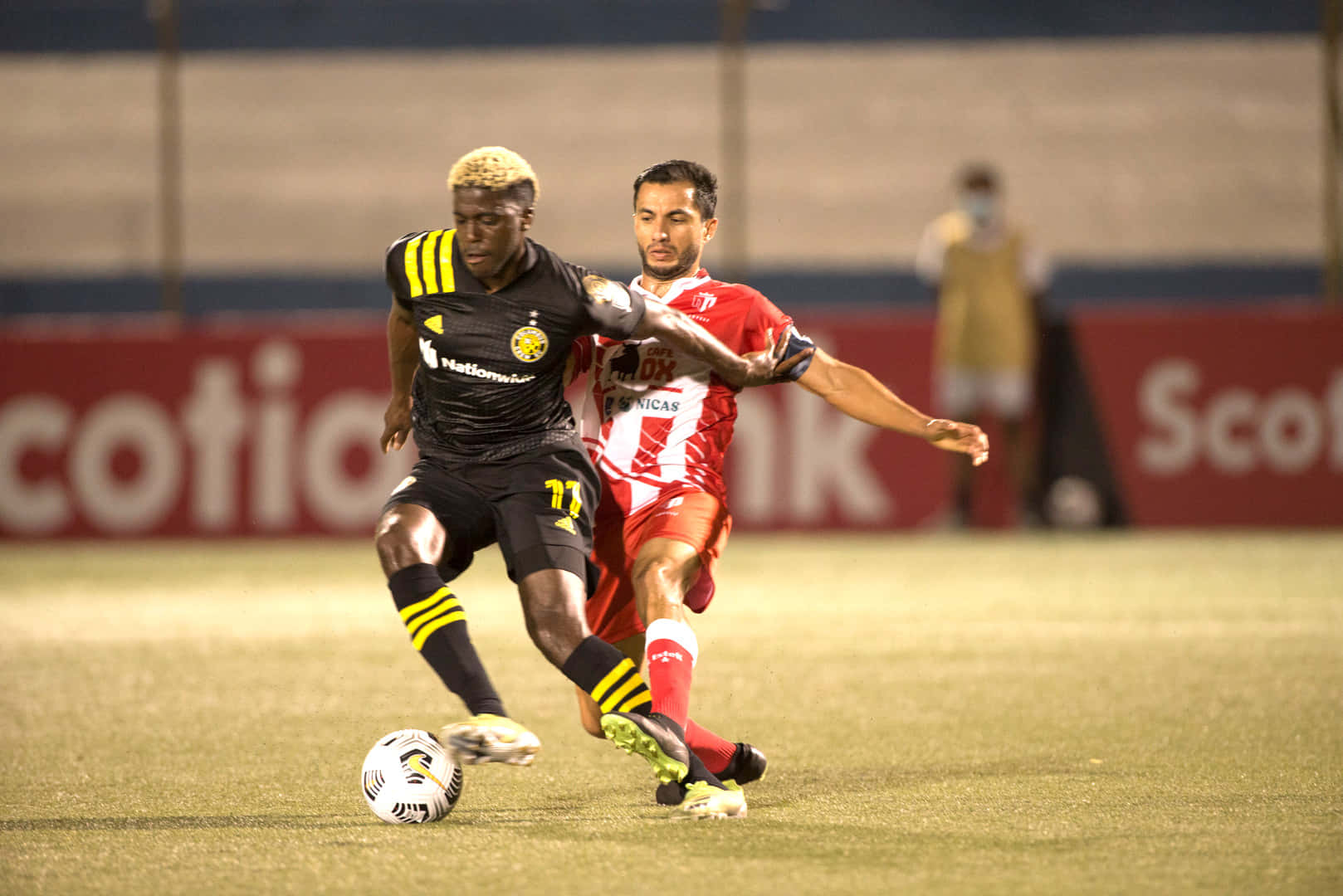 Gyasi Zardes Against Real Esteli Background