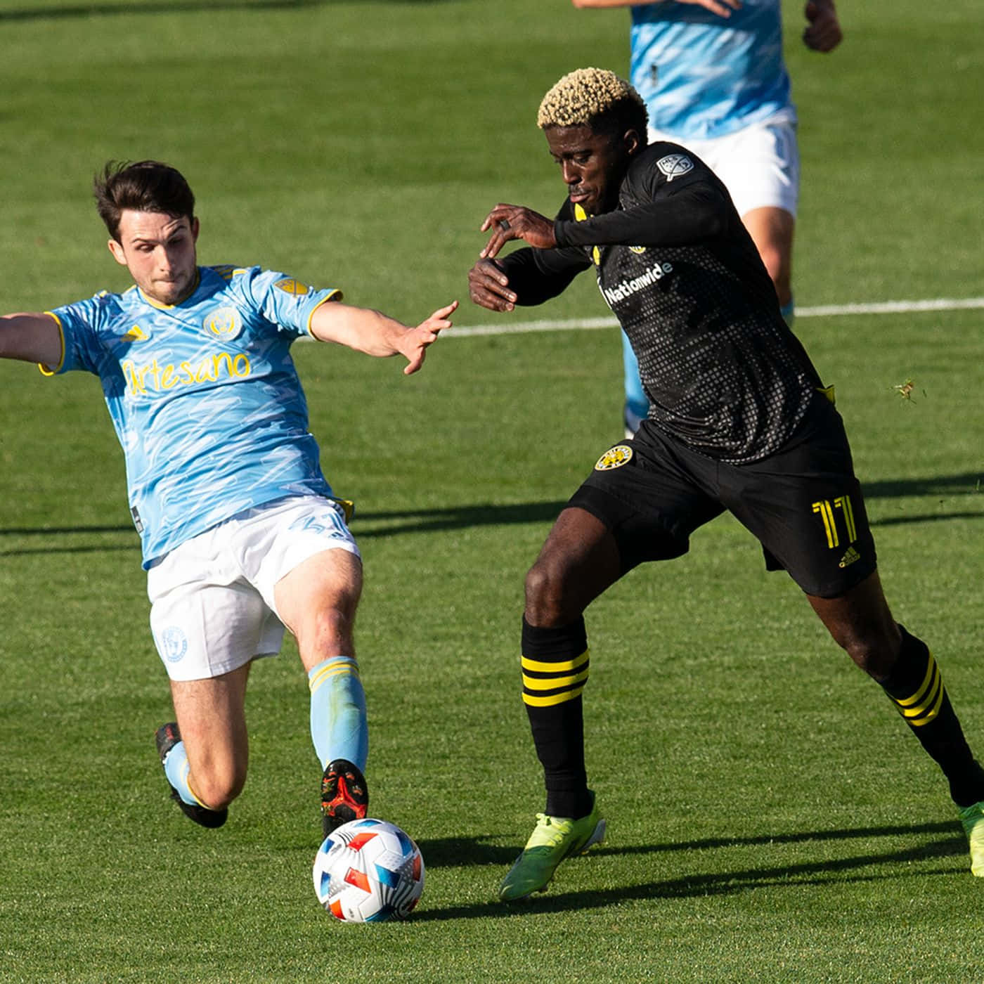 Gyasi Zardes And Leon Flach Background