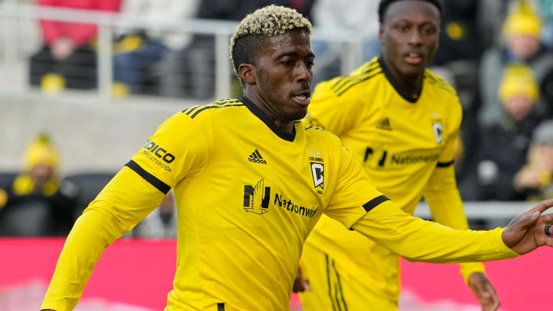 Gyasi Zardes Fights For The Ball Background