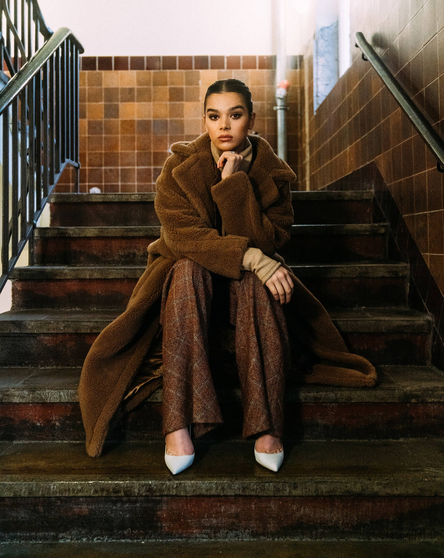 Hailee Steinfeld In Brown Fur Coat Background