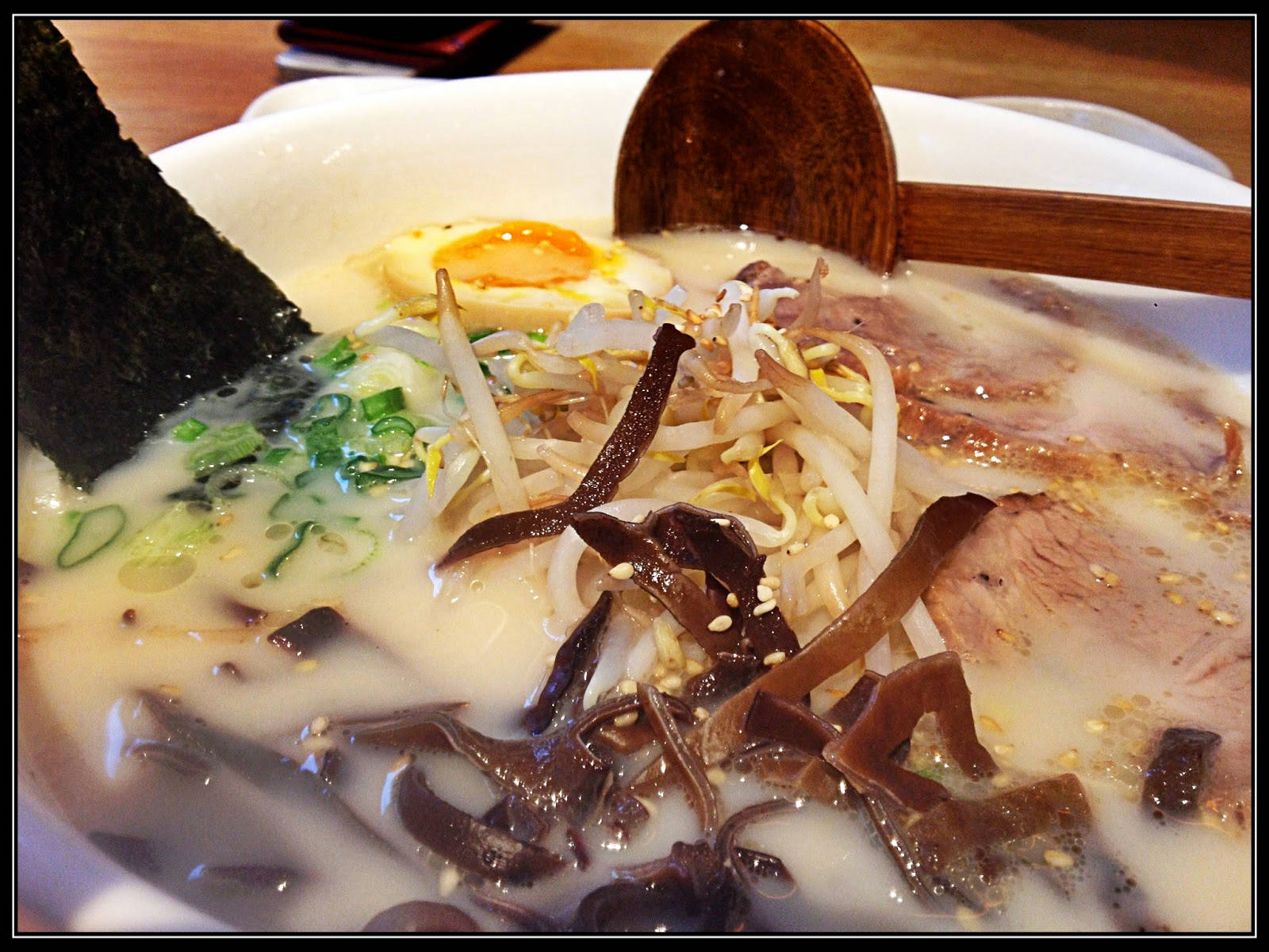 Hakata Ramen With Wood Ear Mushrooms Background