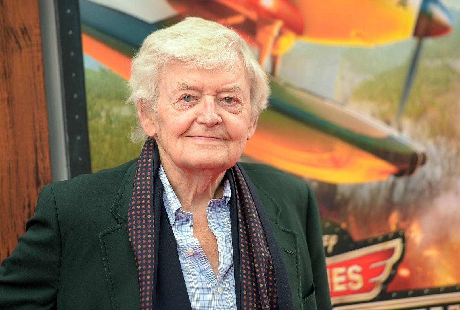 Hal Holbrook In Green Tuxedo And Polka Dotted Scarf Background