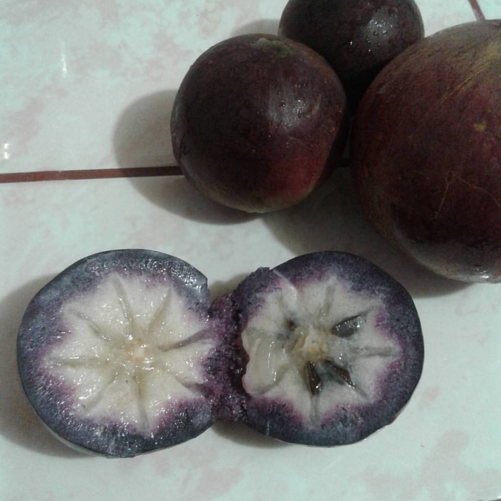 Half-cut Purple Star Apple Exposing Star Pattern Inside