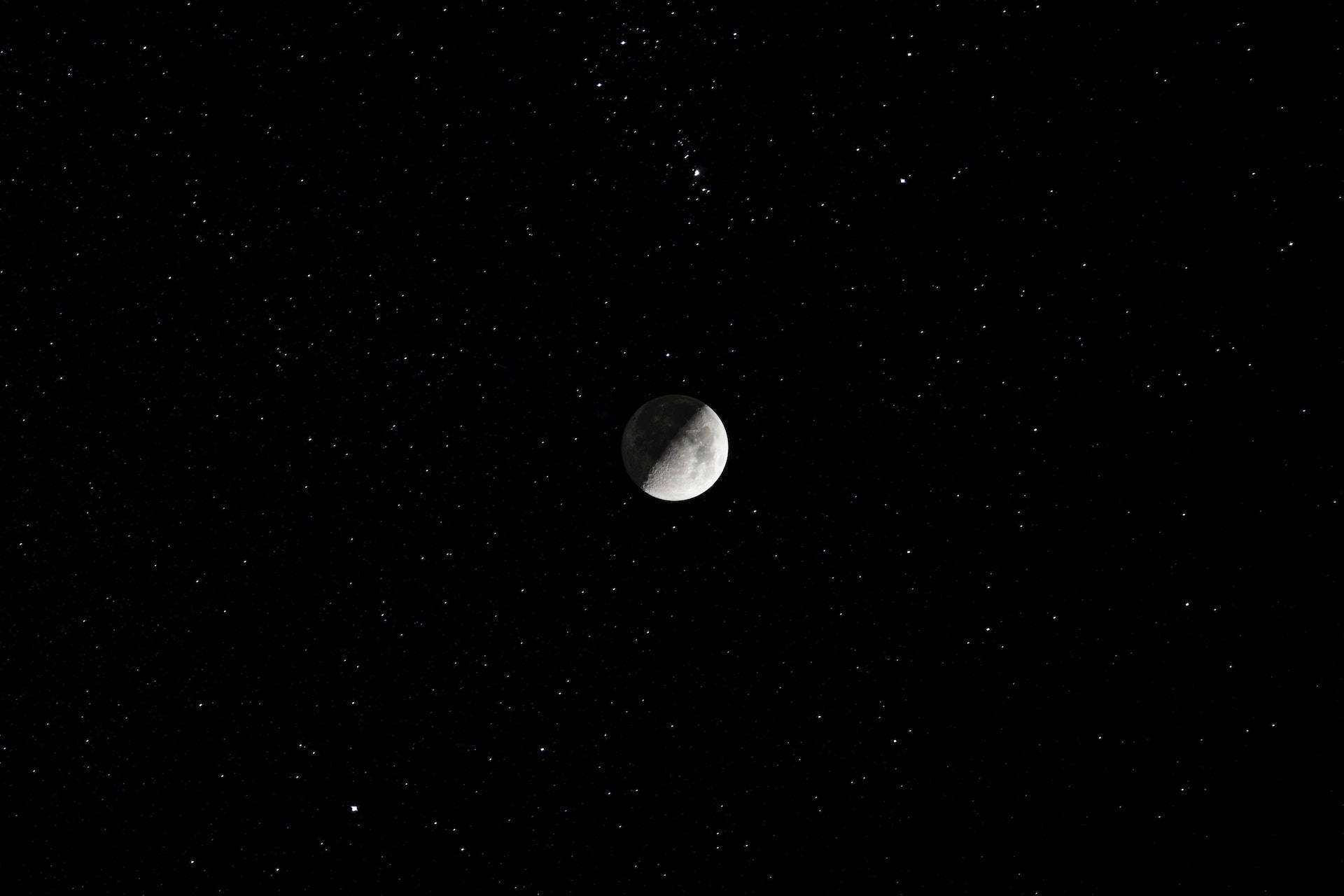 Half Moon On Black Sky Pc Background