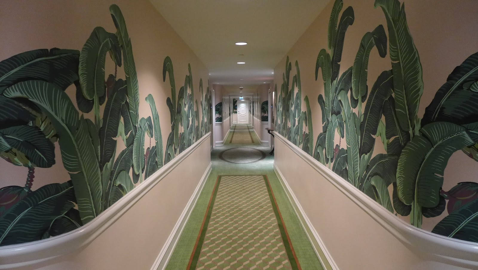 Hall Way Of Beverly Hills Hotel Background