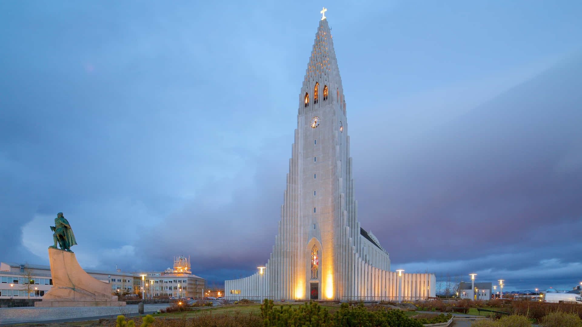 Hallgrimskirkja Grand Exterior Background