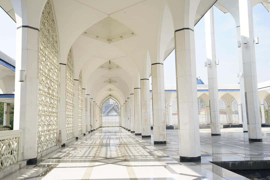 Hallway In Shah Mosque Background