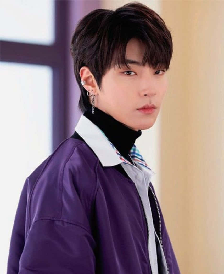 Han Seojun Looking Out On A Peaceful Sunset. Background