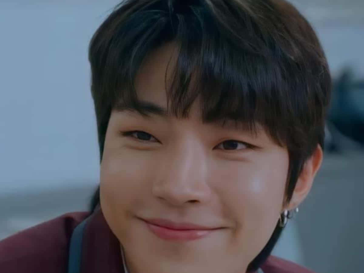 Han Seojun Rocks A Classic Look Background