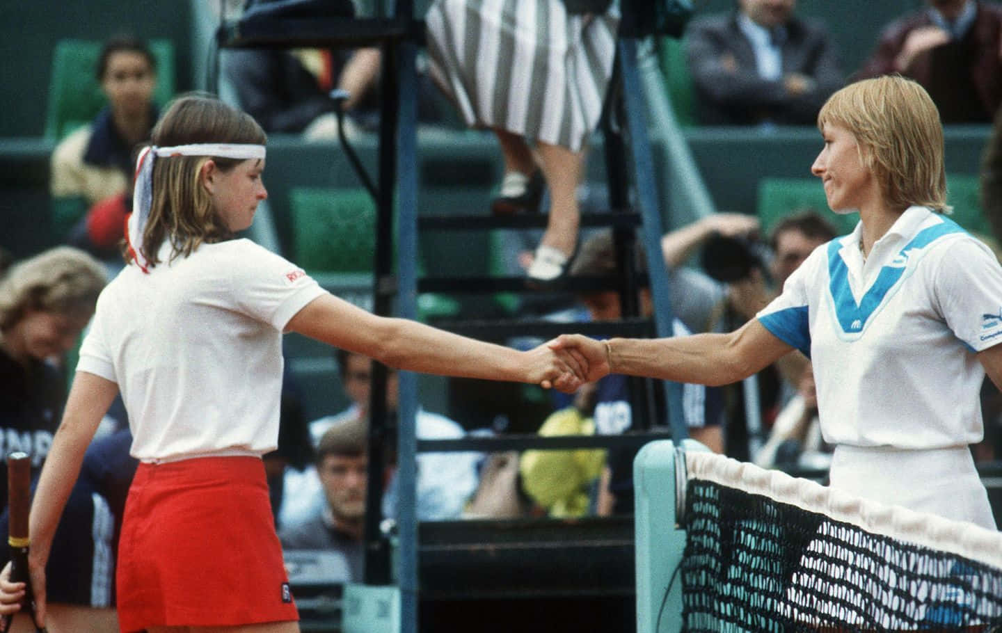 Hana Mandlikova Shaking Hands With Opponent Background