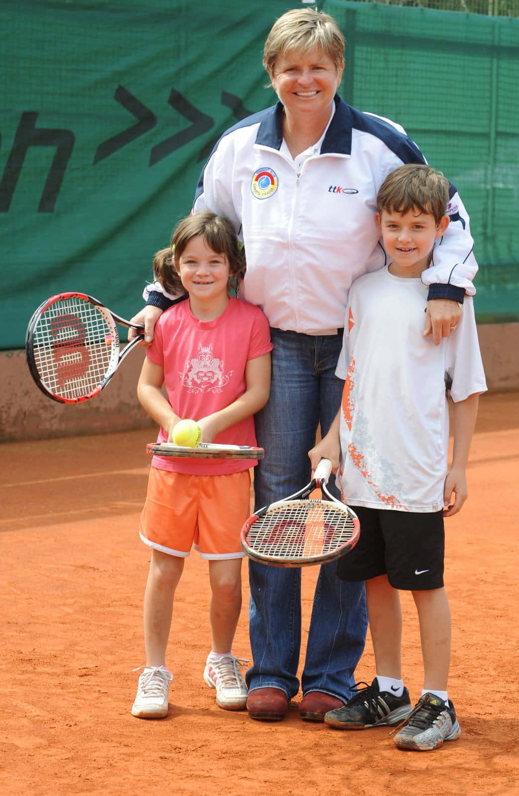Hana Mandlikova Together With The Kids At Kids Tennis Camp Background