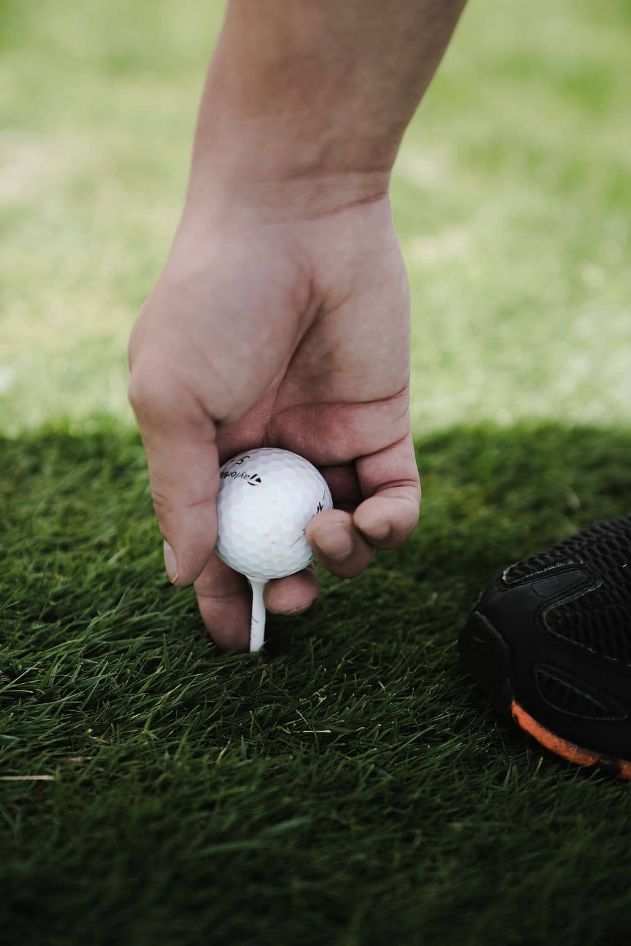 Hand Holding A Ball Golf Phone Background