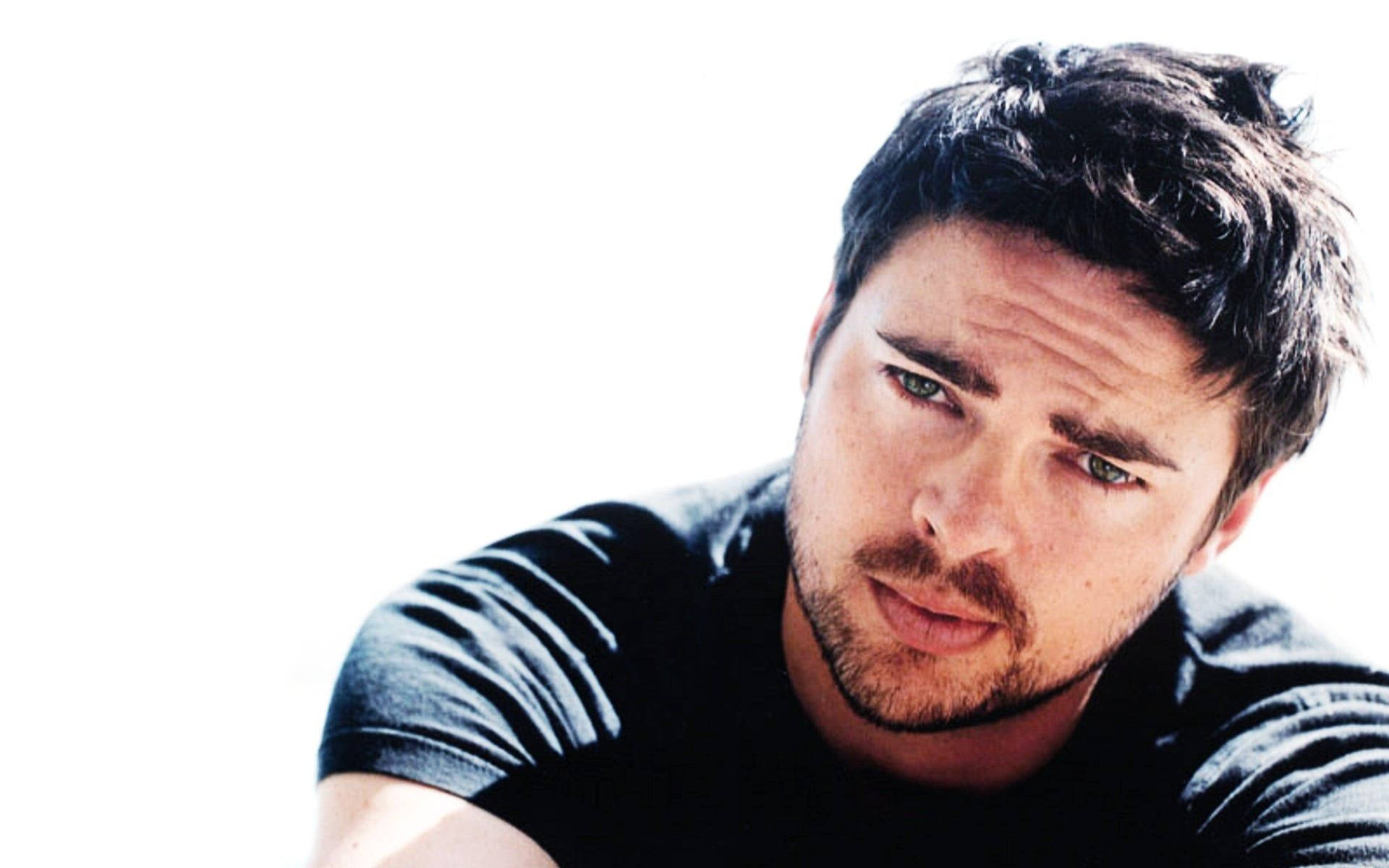 Handsome Young Karl Urban Background