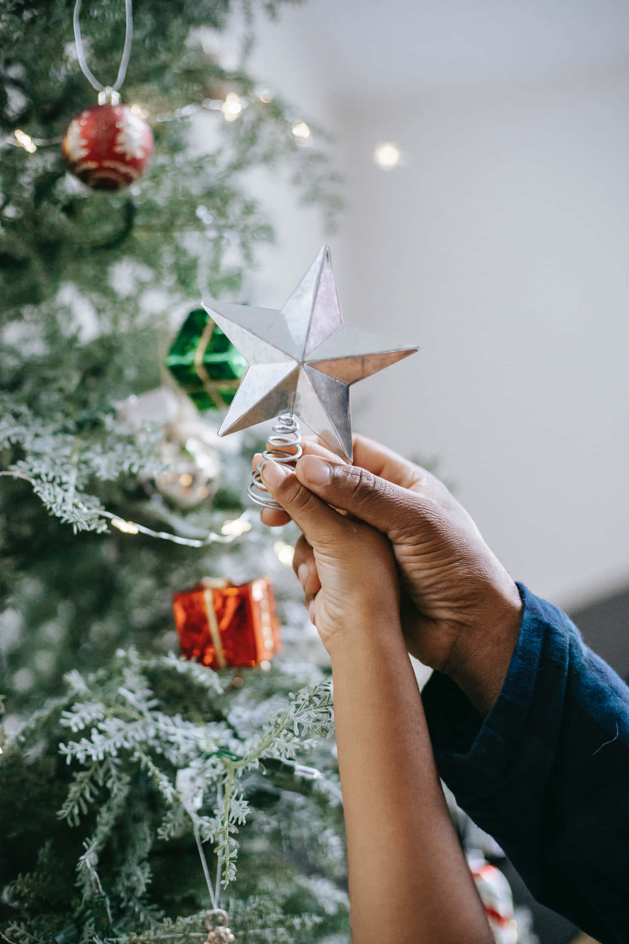 Hang A Christmas Star For A Festive Holiday Atmosphere!