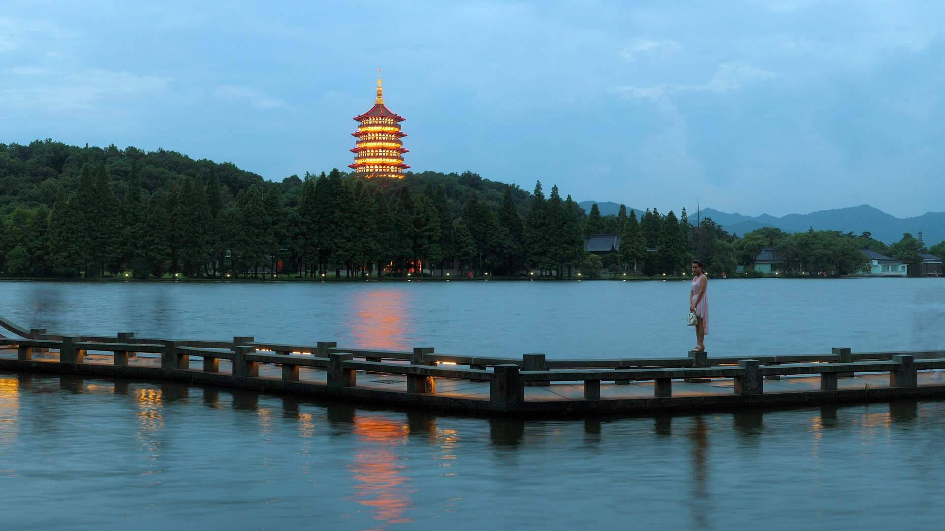 Hangzhou West Lake At Night Background