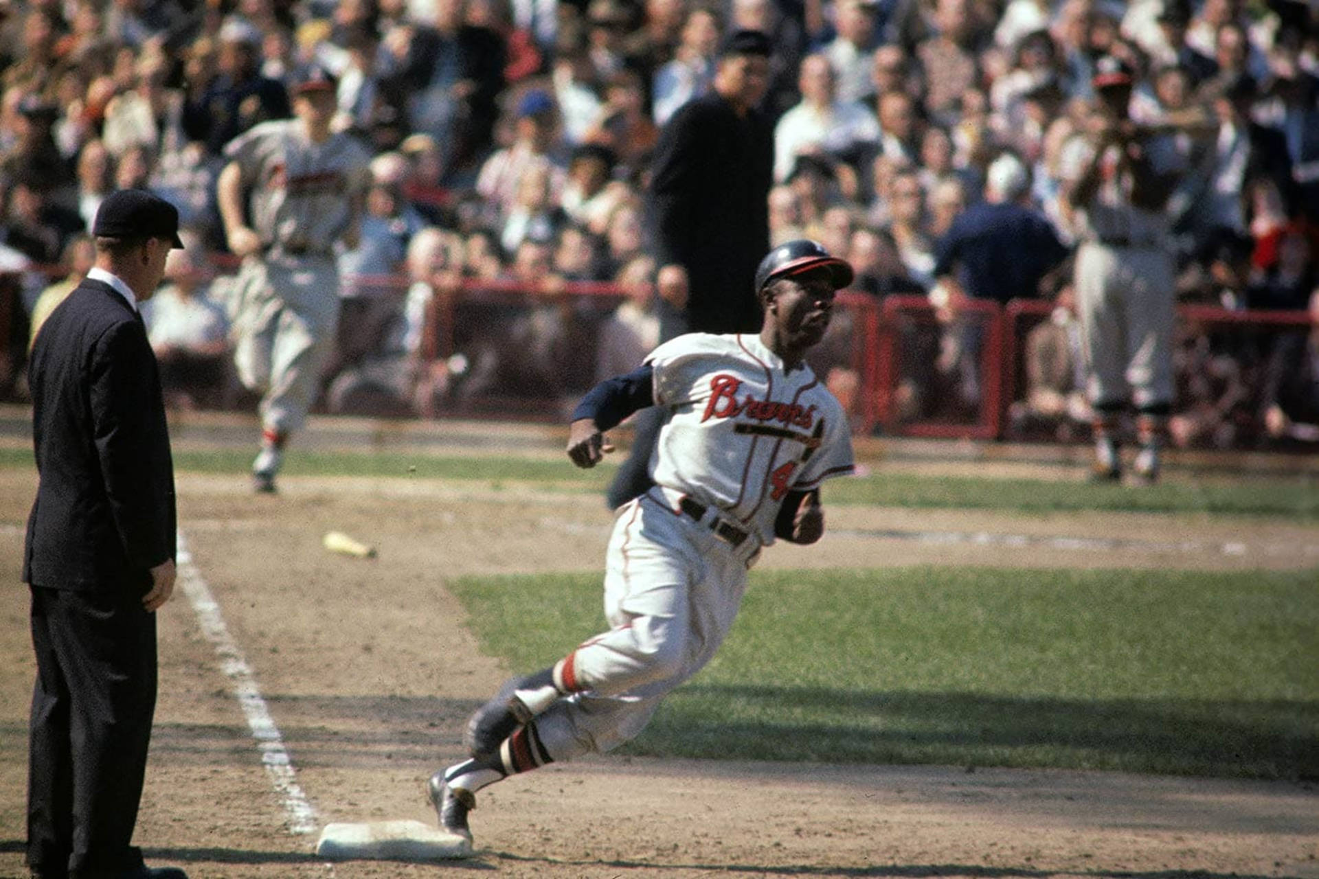 Hank Aaron Running Past First Base Background