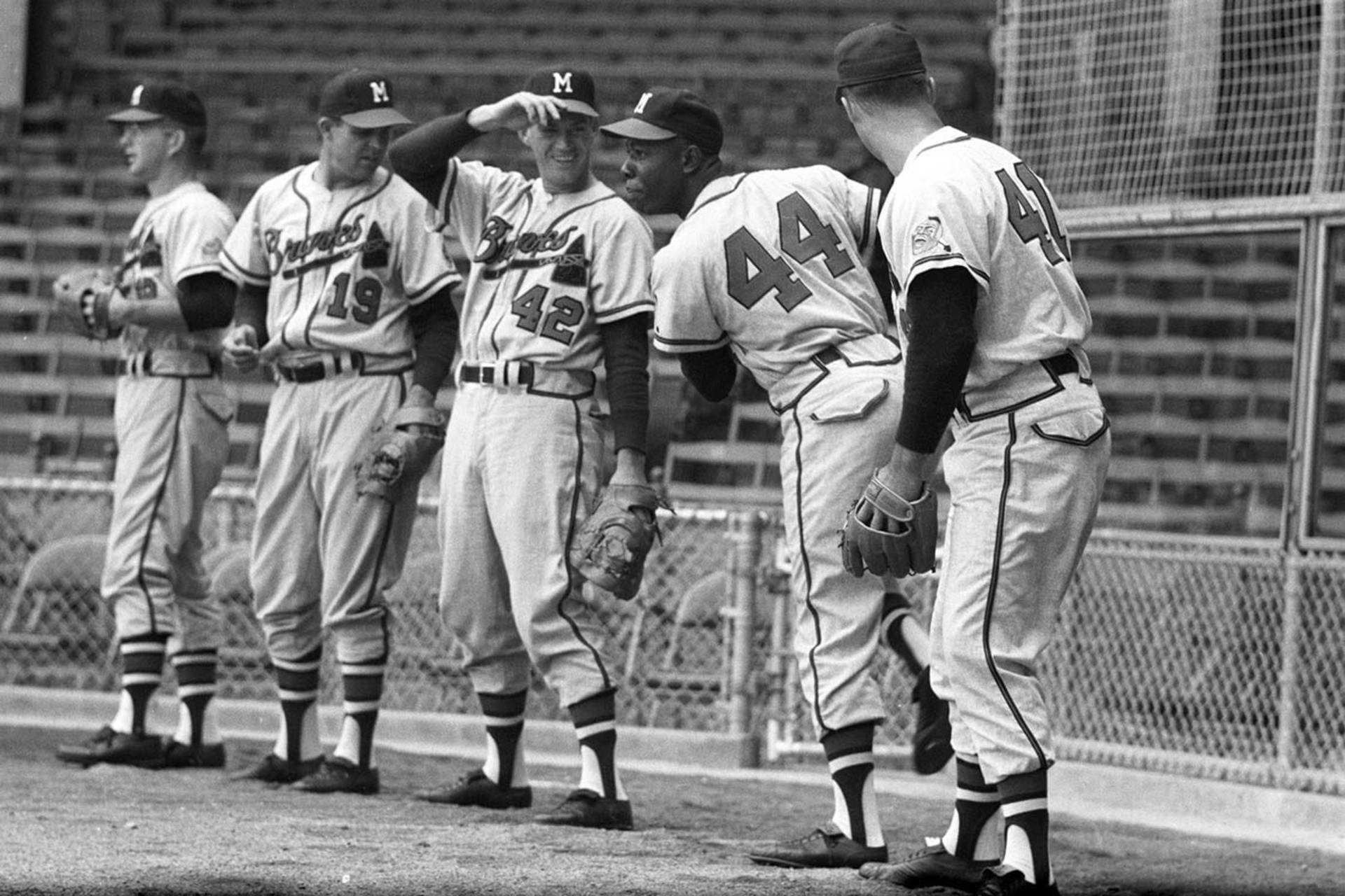 Hank Aaron With Brewers Teammates