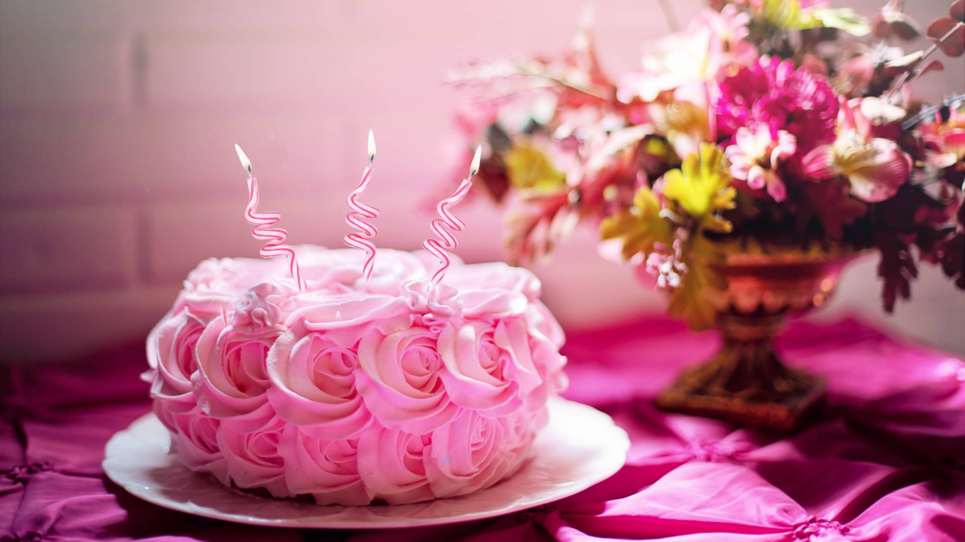 Happy Birthday Flower Cake With Bouquet Background