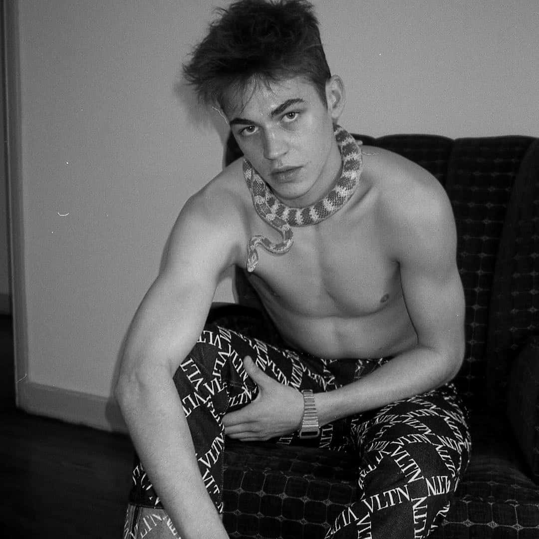 Hardin Scott With A Snake Necklace Background