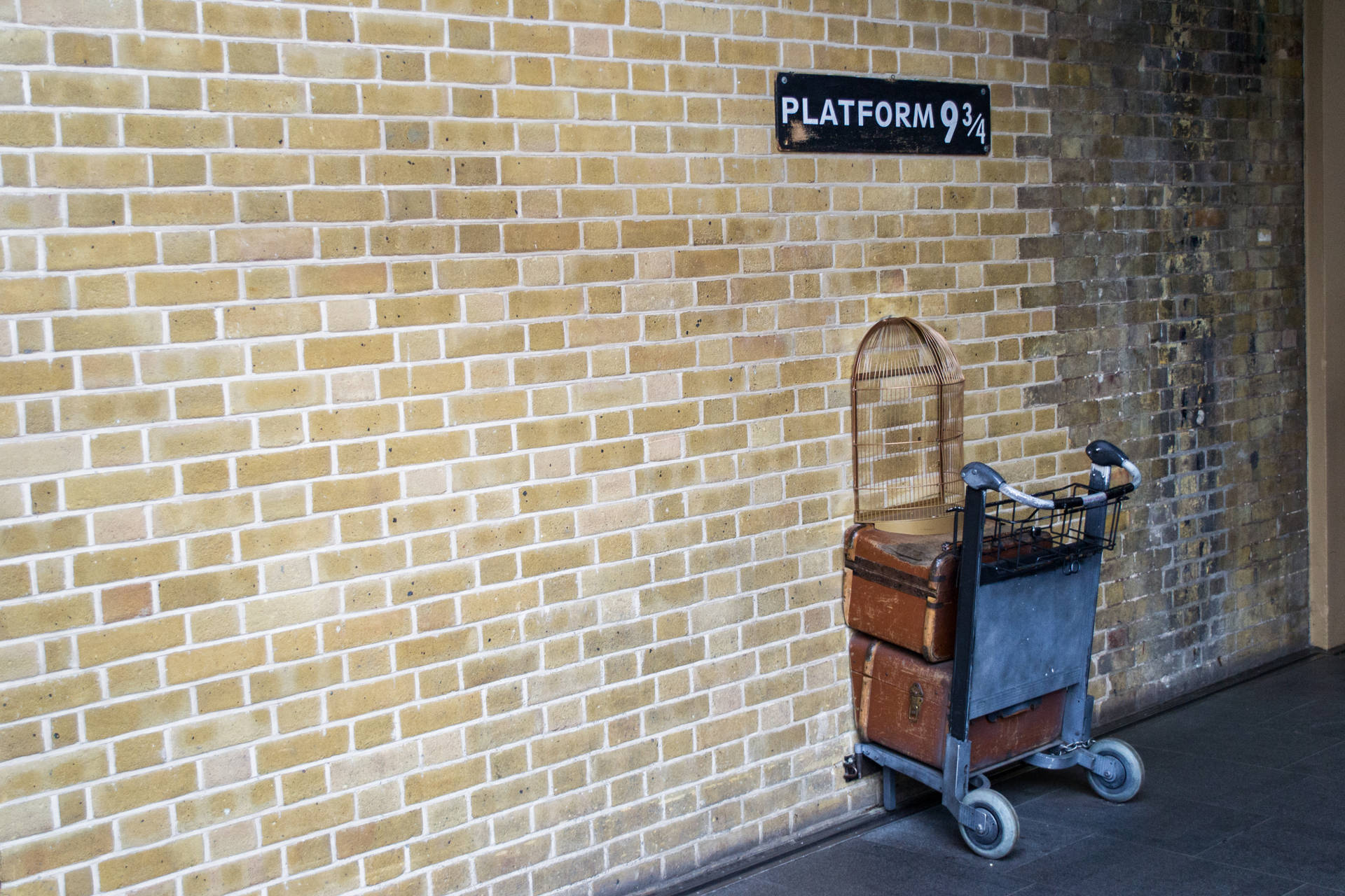 Harry Potter Platform Nine And Three Quarters Background
