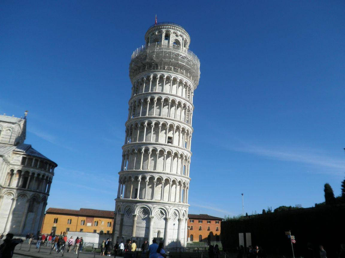 Hazy Leaning Tower Of Pisa Background