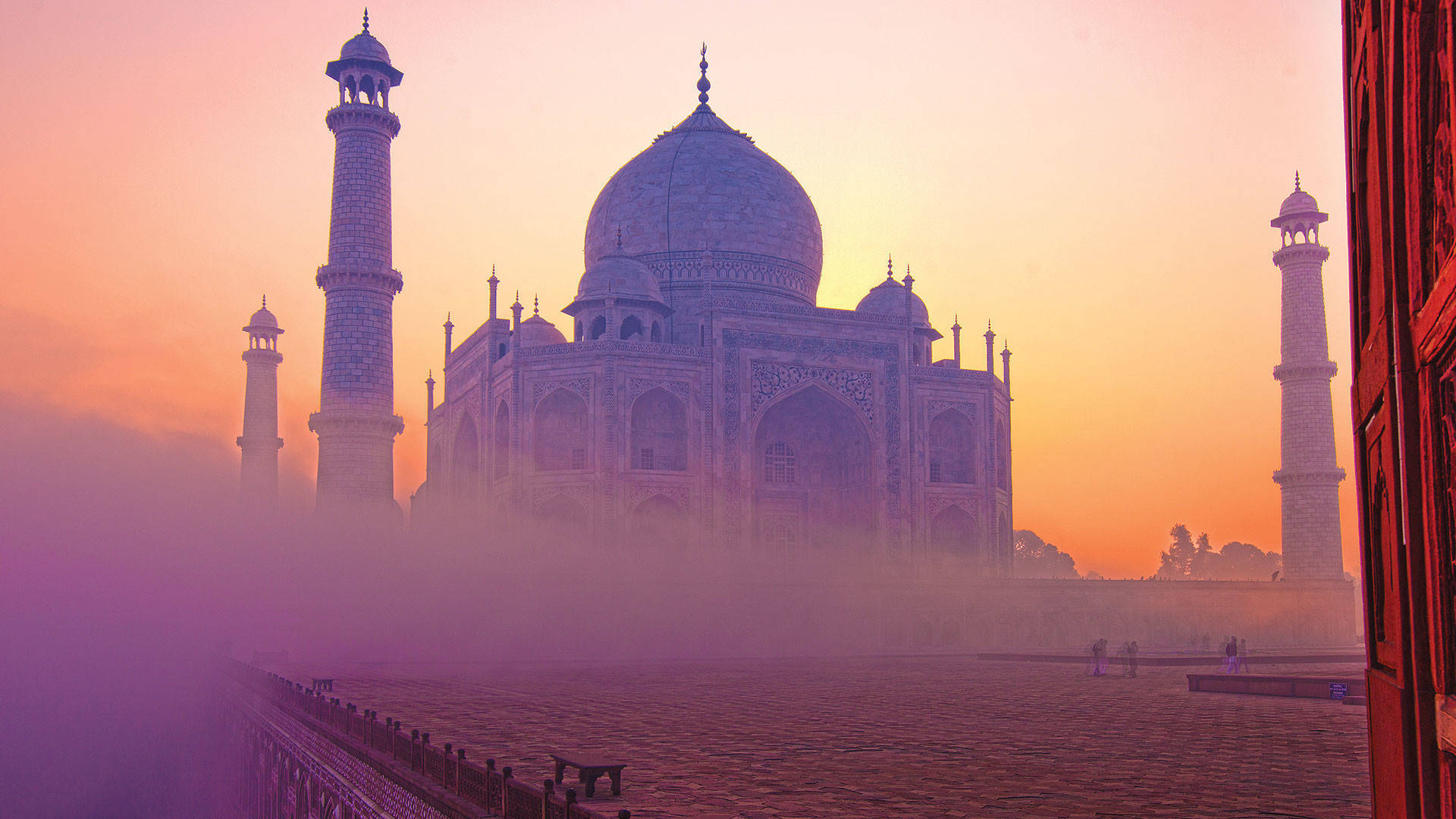 Hazy Photo Of The Taj Mahal Background