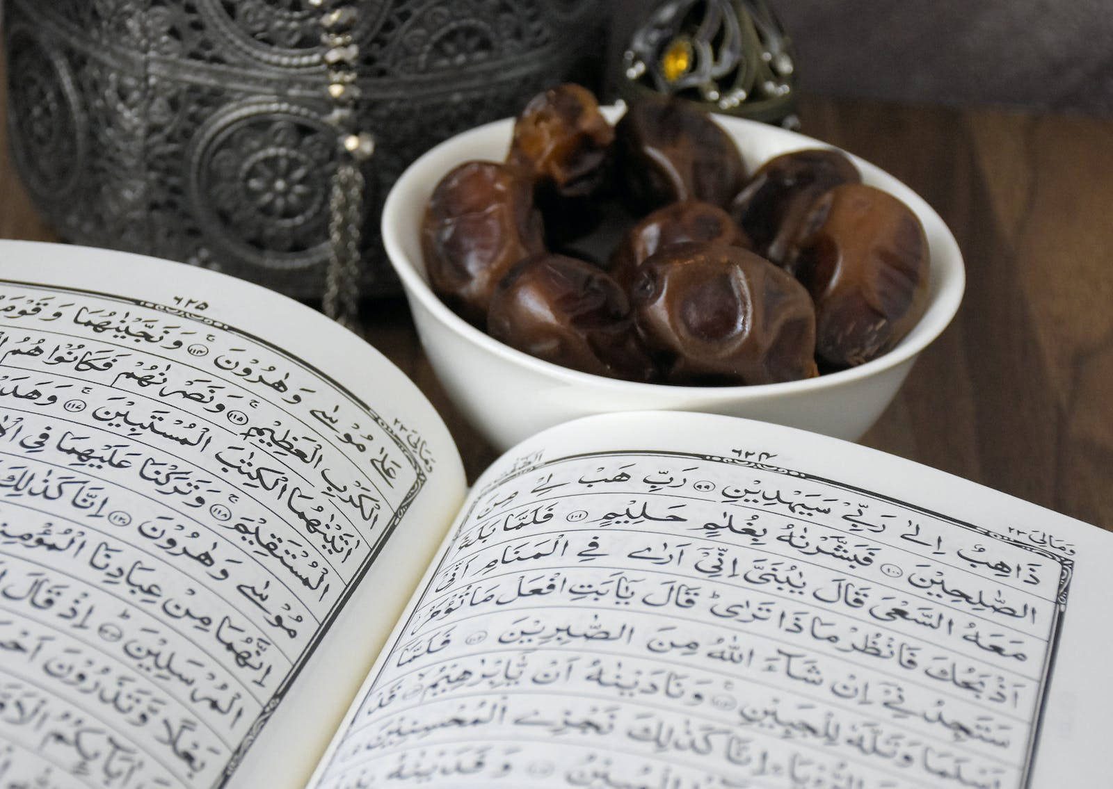 Hd Islamic Qur'an And Dates Background