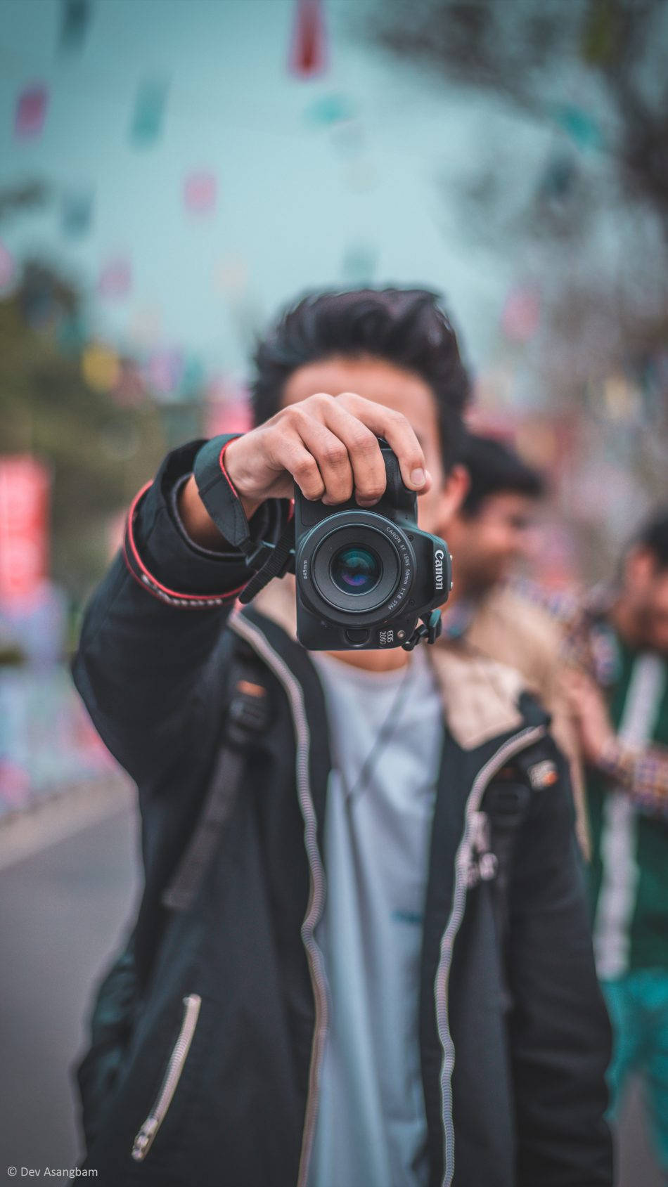 Hd Photography Of A Man Holding A Camera Background