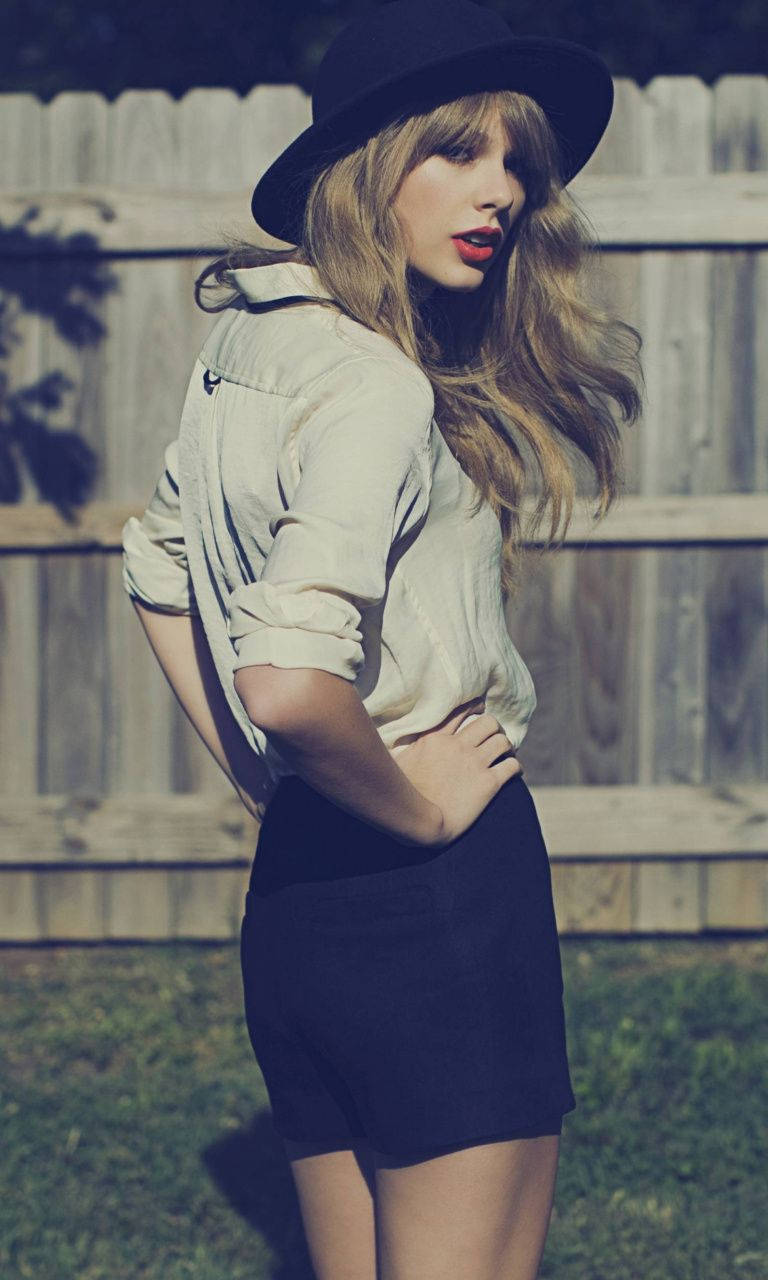 Hd Taylor Swift In Fisherman Hat Background