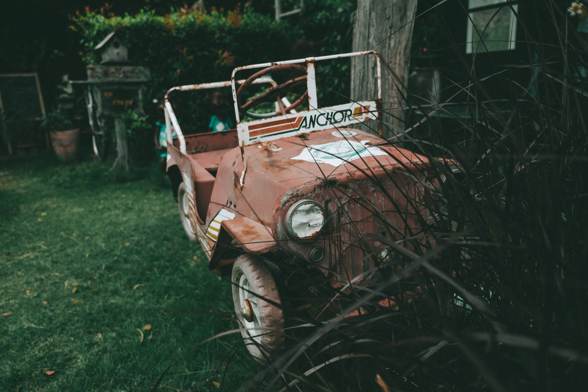 Hd Vintage Car Parked In Garden Background