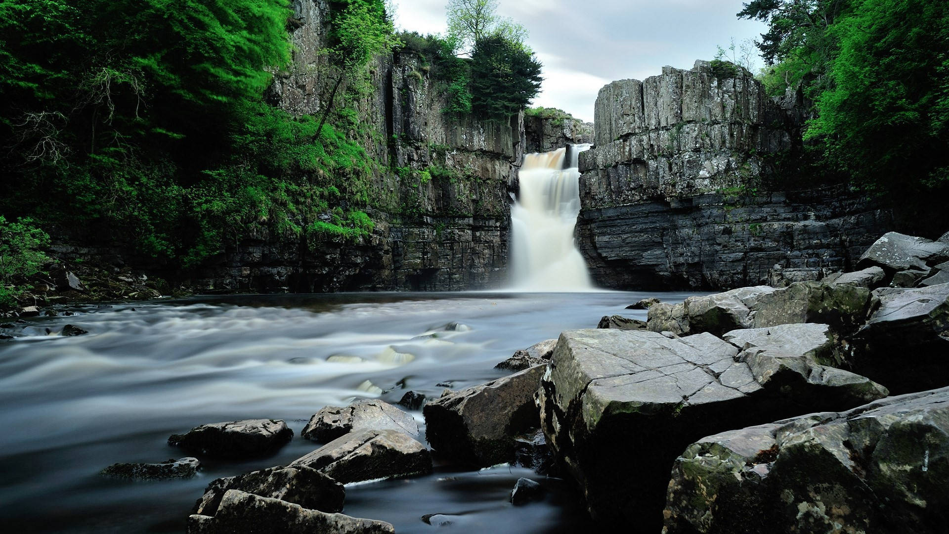 Hd Water Distant Cliffs Background