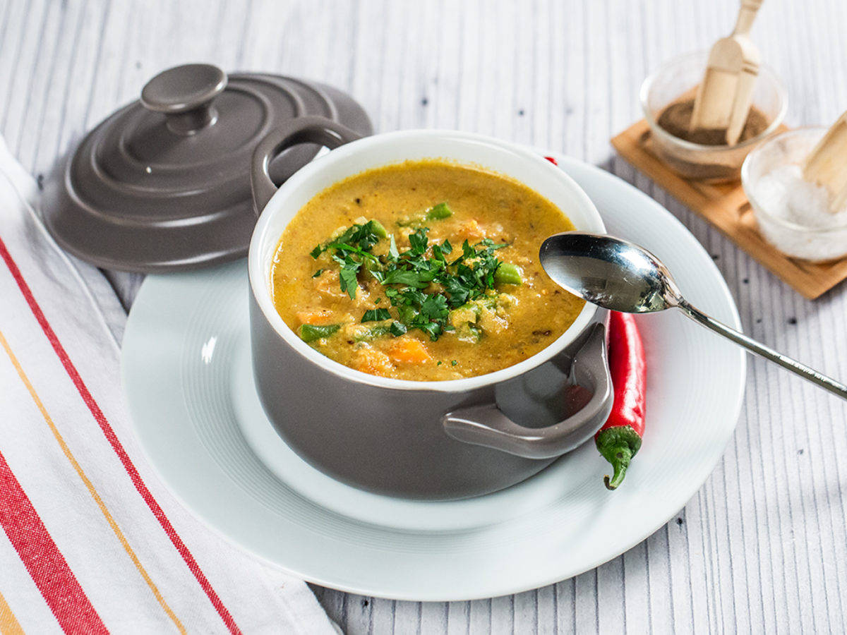 Heartwarming Spicy Cauliflower And Green Bean Soup Background