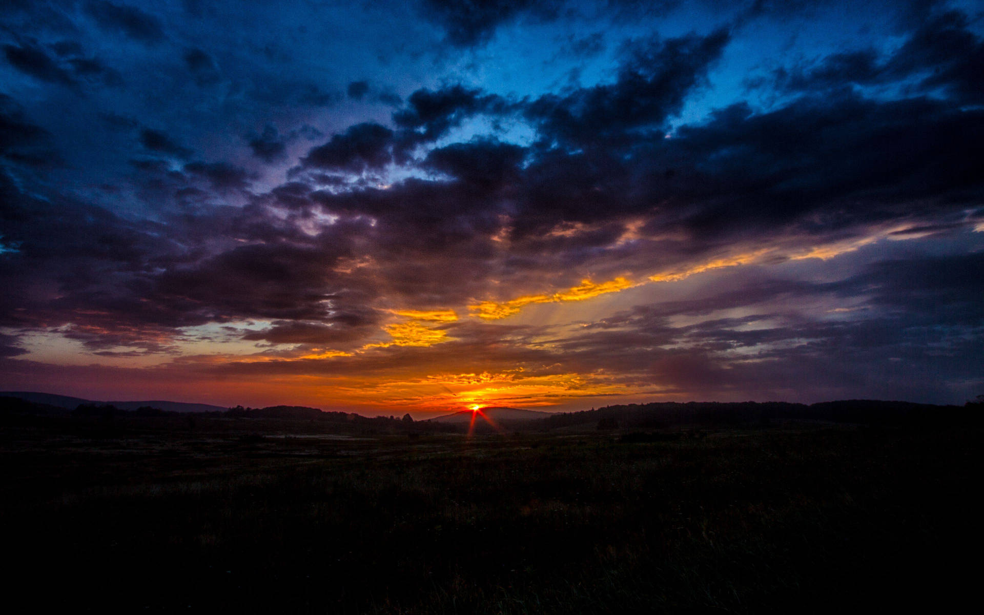 Heartwarming Sunrise Horizon Background