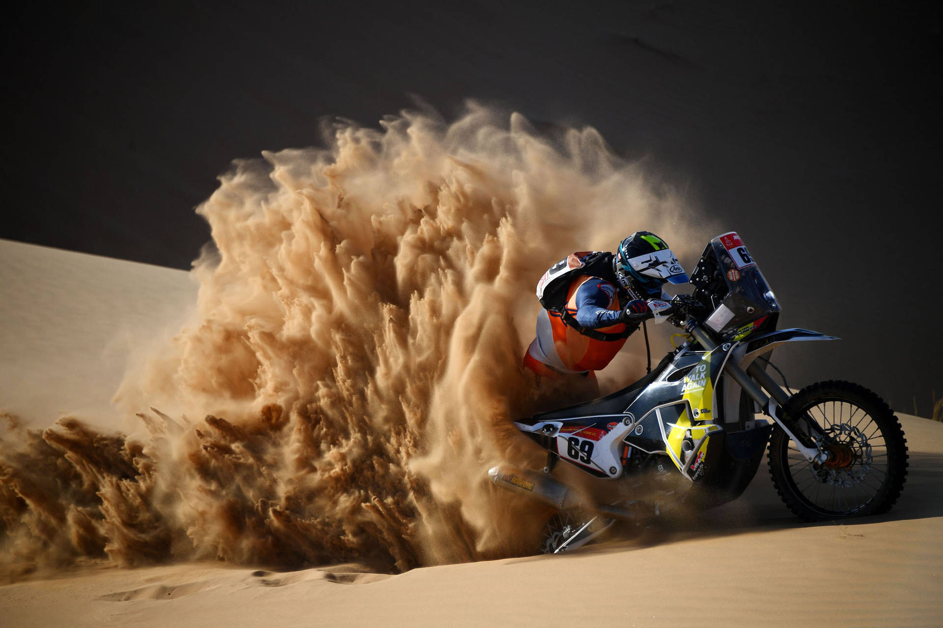 Heat And Engines Dakar Sands Background