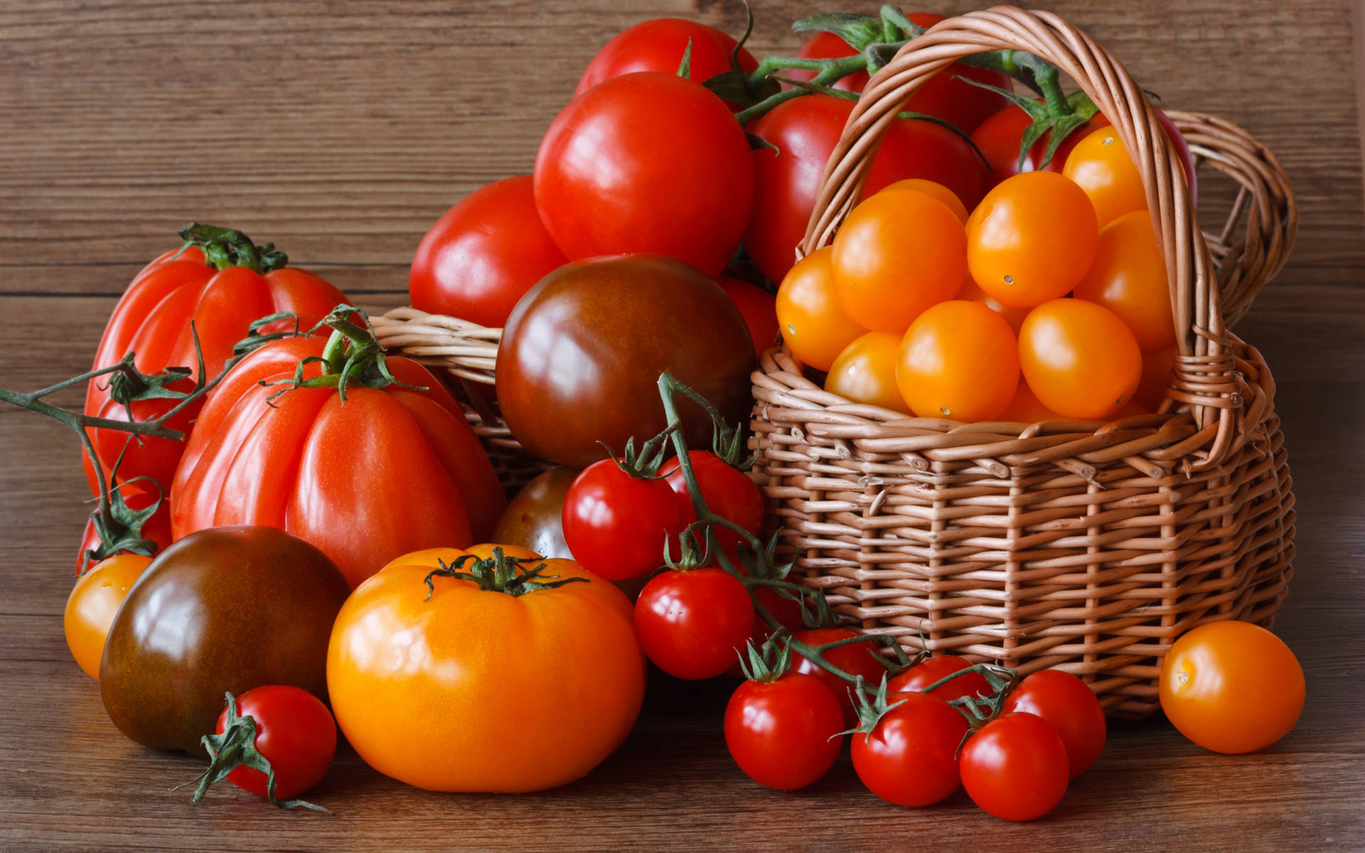 Heirloom And Other Tomato Fruit Varieties Background