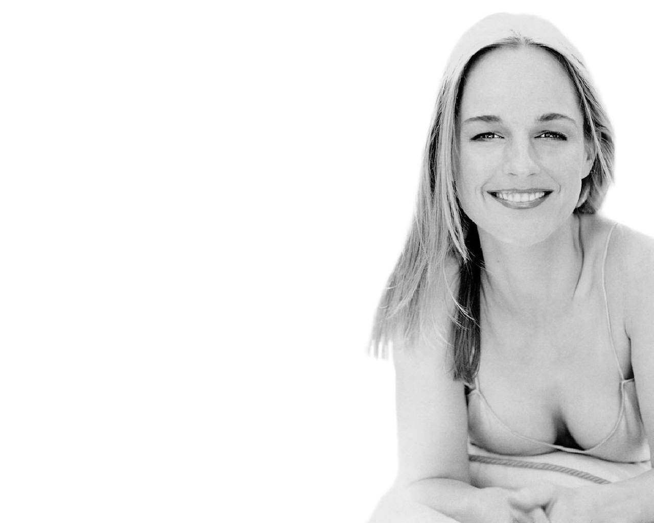 Helen Hunt In Black And White Background