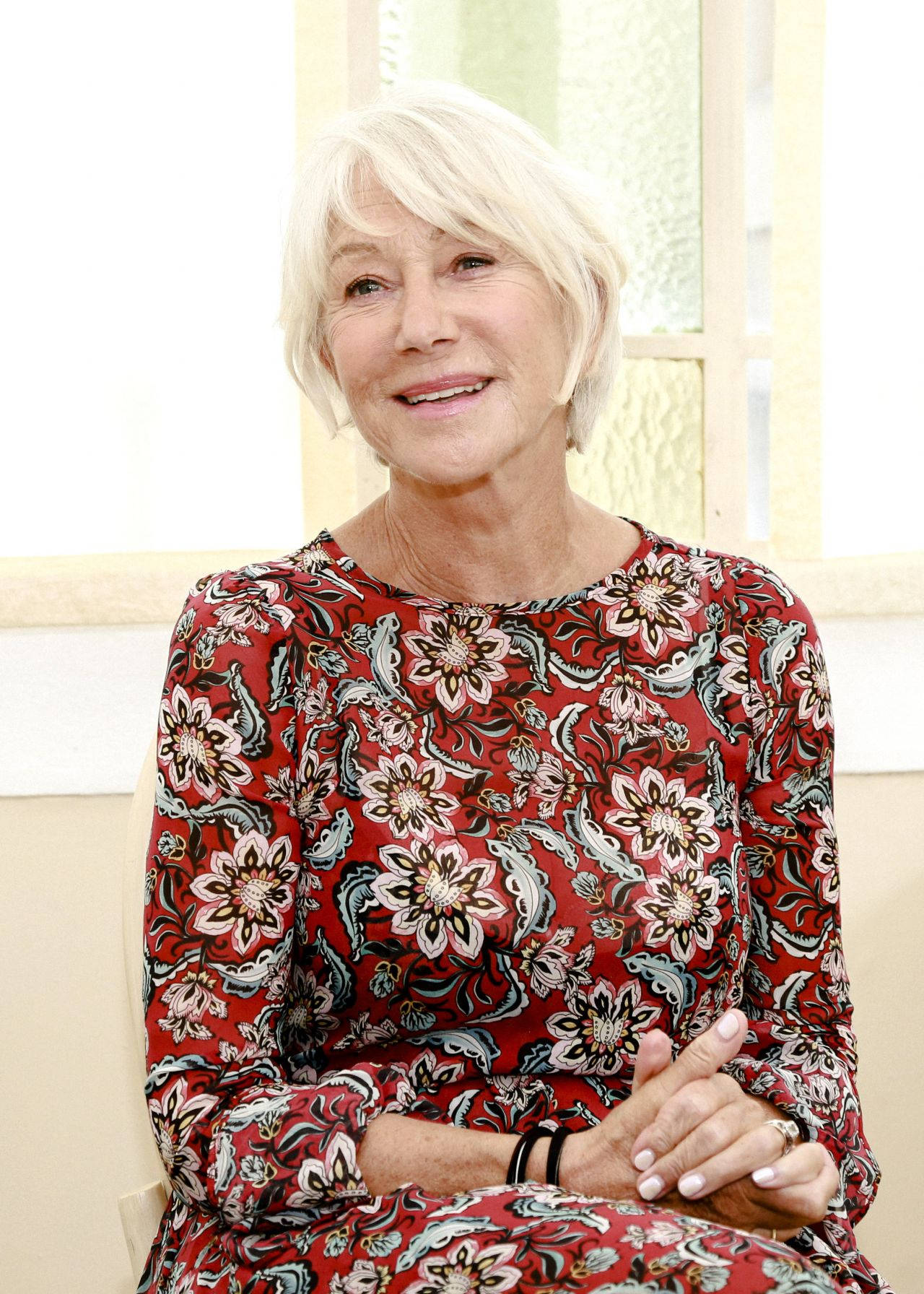 Helen Mirren Celebrity On Screen Background